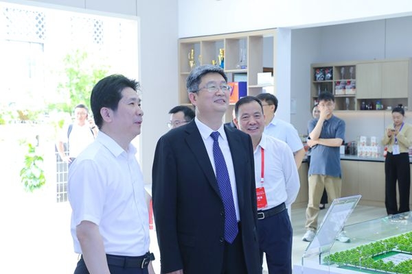 8.中國(guó)安徽省人民政府副省長(zhǎng)孫勇參觀(guān)海螺屋1 8.中國(guó)安徽省人民政府副省長(zhǎng)孫勇參觀(guān)海螺屋1