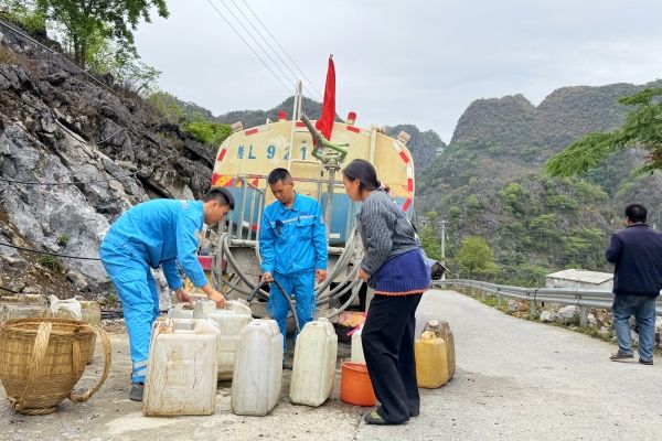 凌云通鴻用灑水車為瑤族同胞送水_副本