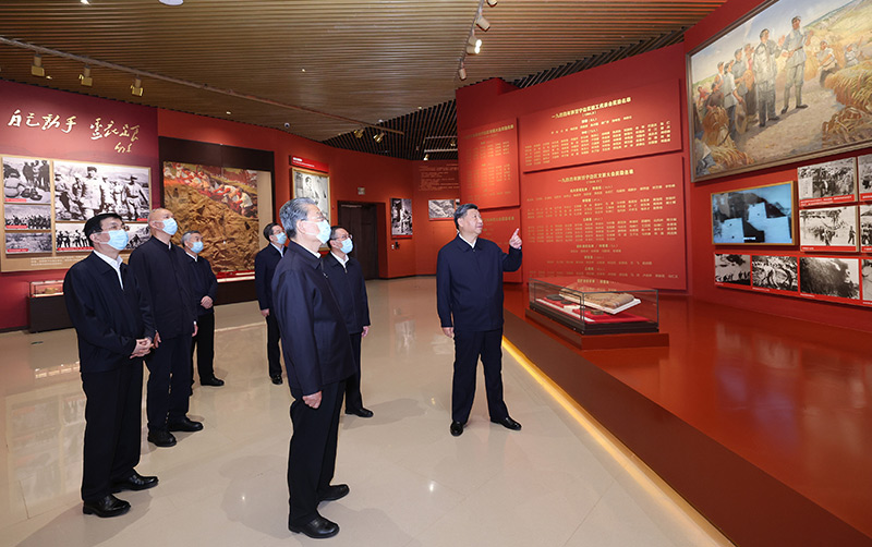 　　10月27日，中共中央總書記、國家主席、中央軍委主席習近平帶領中共中央政治局常委李強、趙樂際、王滬寧、蔡奇、丁薛祥、李希，瞻仰延安革命紀念地。這是習近平等在延安革命紀念館，參觀《偉大歷程——中共中央在延安十三年歷史陳列》。