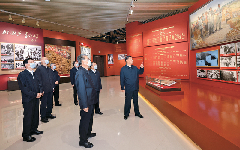 2022年10月27日，中共中央總書(shū)記、國(guó)家主席、中央軍委主席習(xí)近平帶領(lǐng)中共中央政治局常委李強(qiáng)、趙樂(lè)際、王滬寧、蔡奇、丁薛祥、李希，瞻仰延安革命紀(jì)念地。這是習(xí)近平等在延安革命紀(jì)念館，參觀《偉大歷程——中共中央在延安十三年歷史陳列》。 新華社記者 鞠鵬/攝